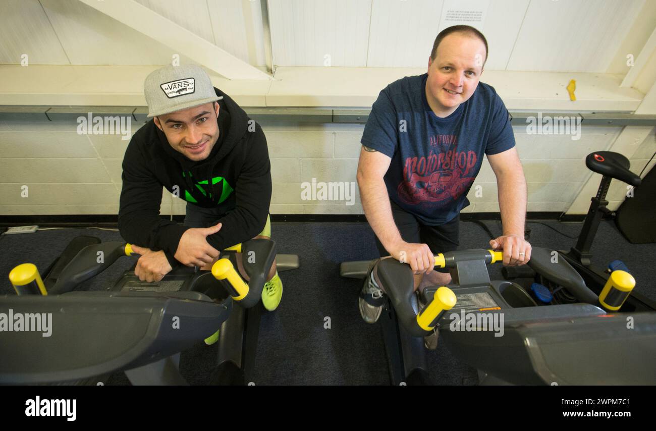13/04/16 Leon Haslam con la vincitrice del premio Carole Nash Ben Hayes nella foto di oggi a Derby in vista di una giornata di allenamento e corse al Donington Park con la B Foto Stock