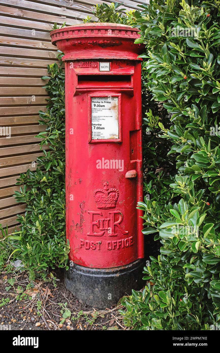 Tradizionale Red Post Box su South Road Hythe Kent Foto Stock