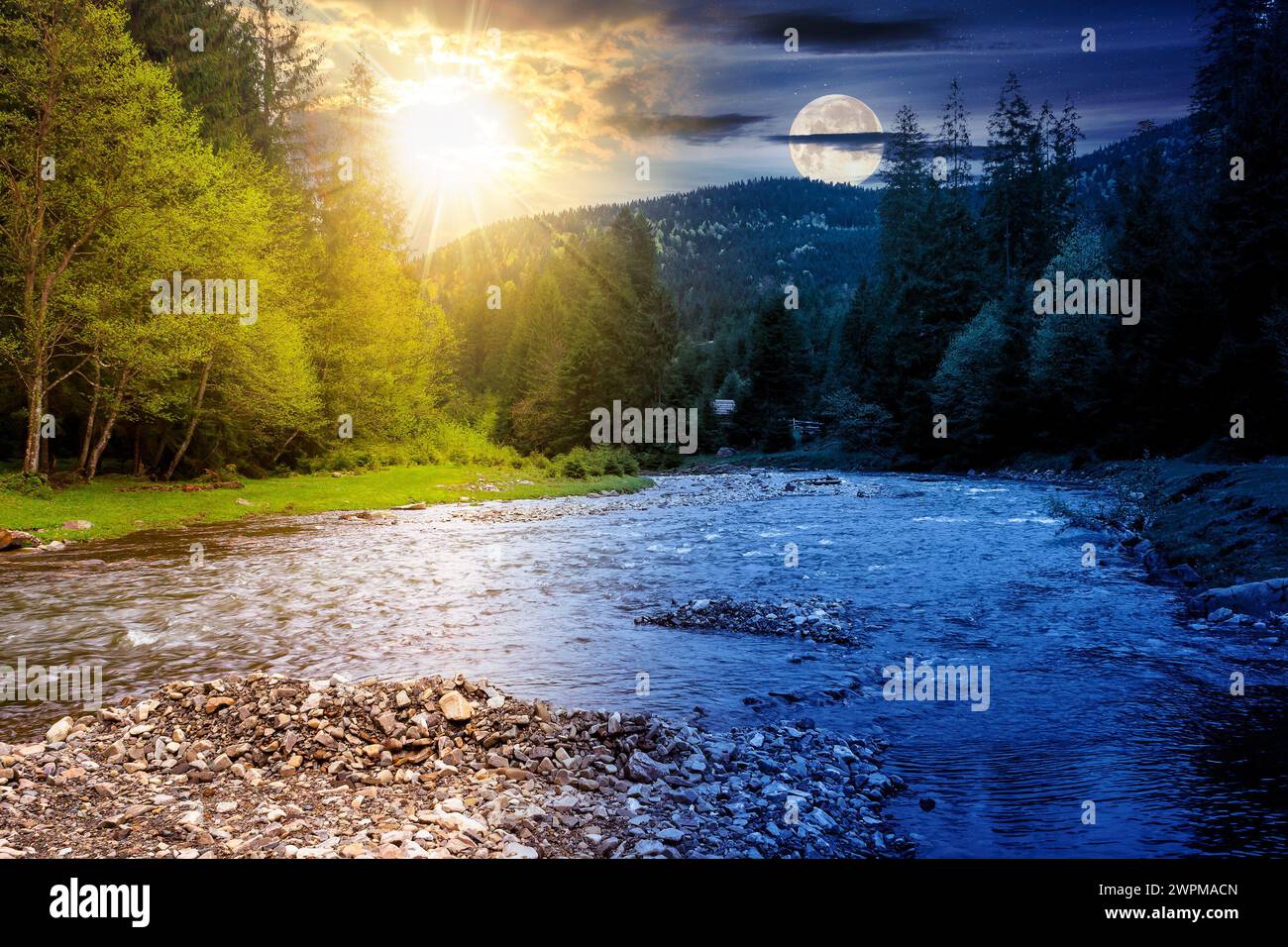 paesaggio con fiume di montagna al solstizio d'estate. paesaggio dei carpazi con foresta sulla riva sotto un cielo con sole e luna. giorno e notte chan Foto Stock