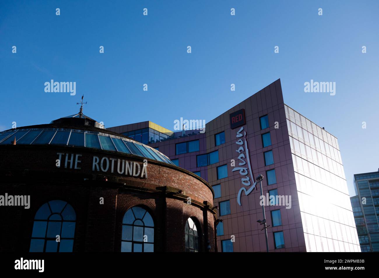 Glasgow Scozia: 13 febbraio 2024: Esterno dell'hotel Rotunda Radisson Red sul fiume Clyde nel centro di Glasgow Foto Stock