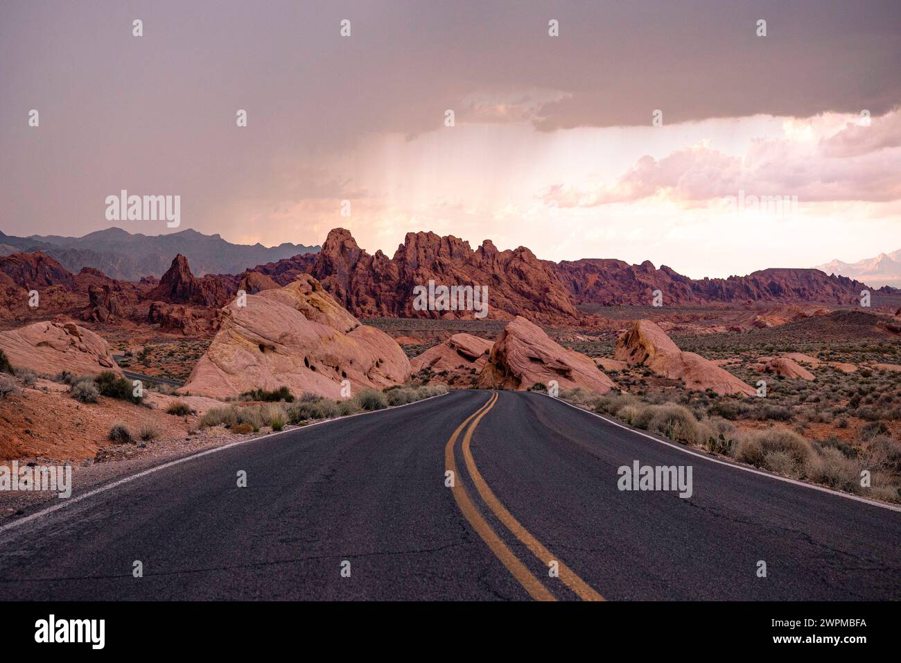 Una strada maestosa che attraversa la splendida Valle del fuoco, Nevada, Stati Uniti d'America, Nord America Copyright: Carloxalbertoxconti 1369-146 Foto Stock