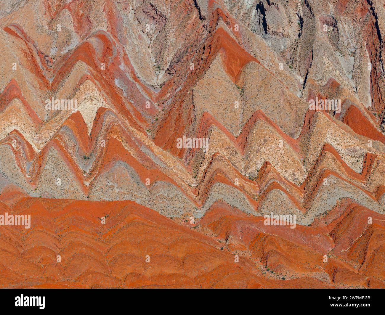 Vista aerea astratta scattata da un drone di particolare formazione rocciosa durante una giornata estiva di sole, Utah, Stati Uniti d'America, Nord America Copyright: Foto Stock