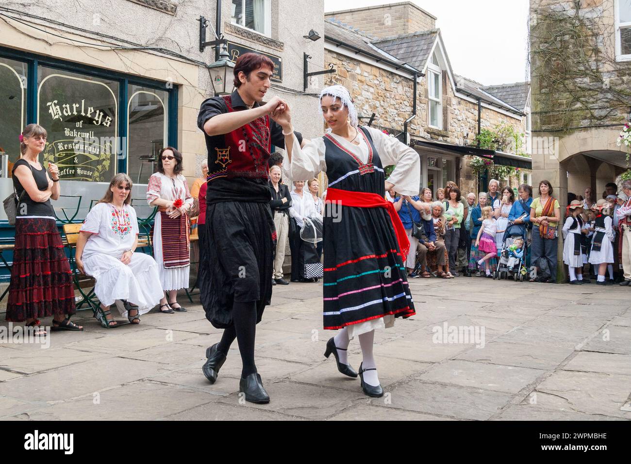 Danza greca tradizionale alla giornata Internazionale di ballo di Bakewell 2009 Foto Stock