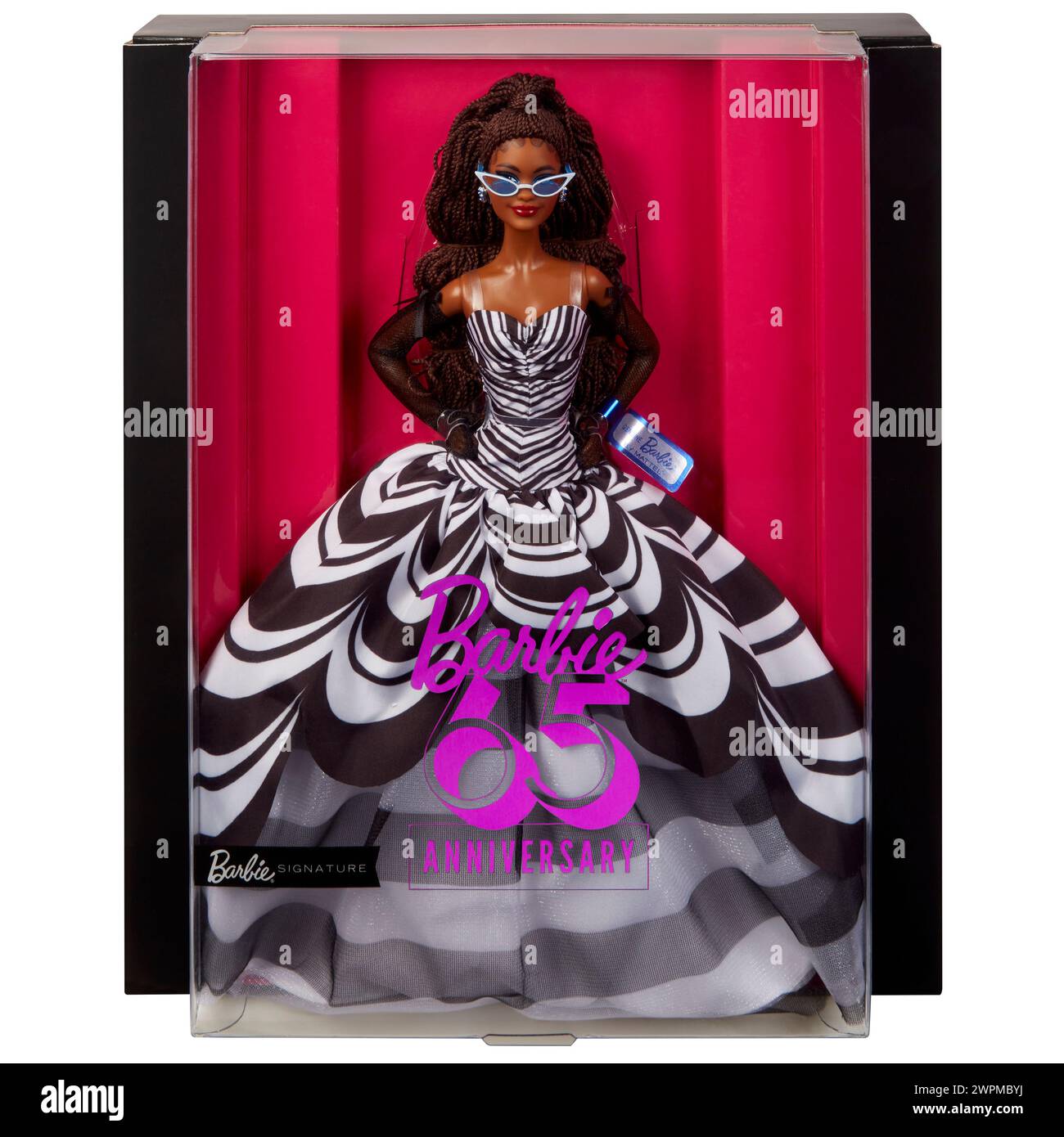 Questa è una foto non datata della bambola Barbie del 65° anniversario. Scopri Barbie con la funzione PA. ATTENZIONE: Questa immagine deve essere utilizzata solo per accompagnare Barbie ALLA MODA DELLA funzione PA. Foto Stock