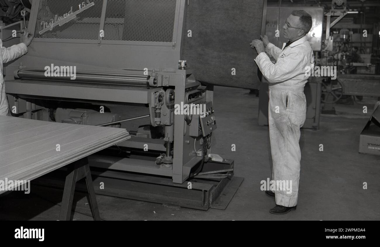 Anni '1950, due lavoratori maschi al Camas Paper Mill, WA, USA, che realizzano una parte di una macchina Hyland 153. Foto Stock