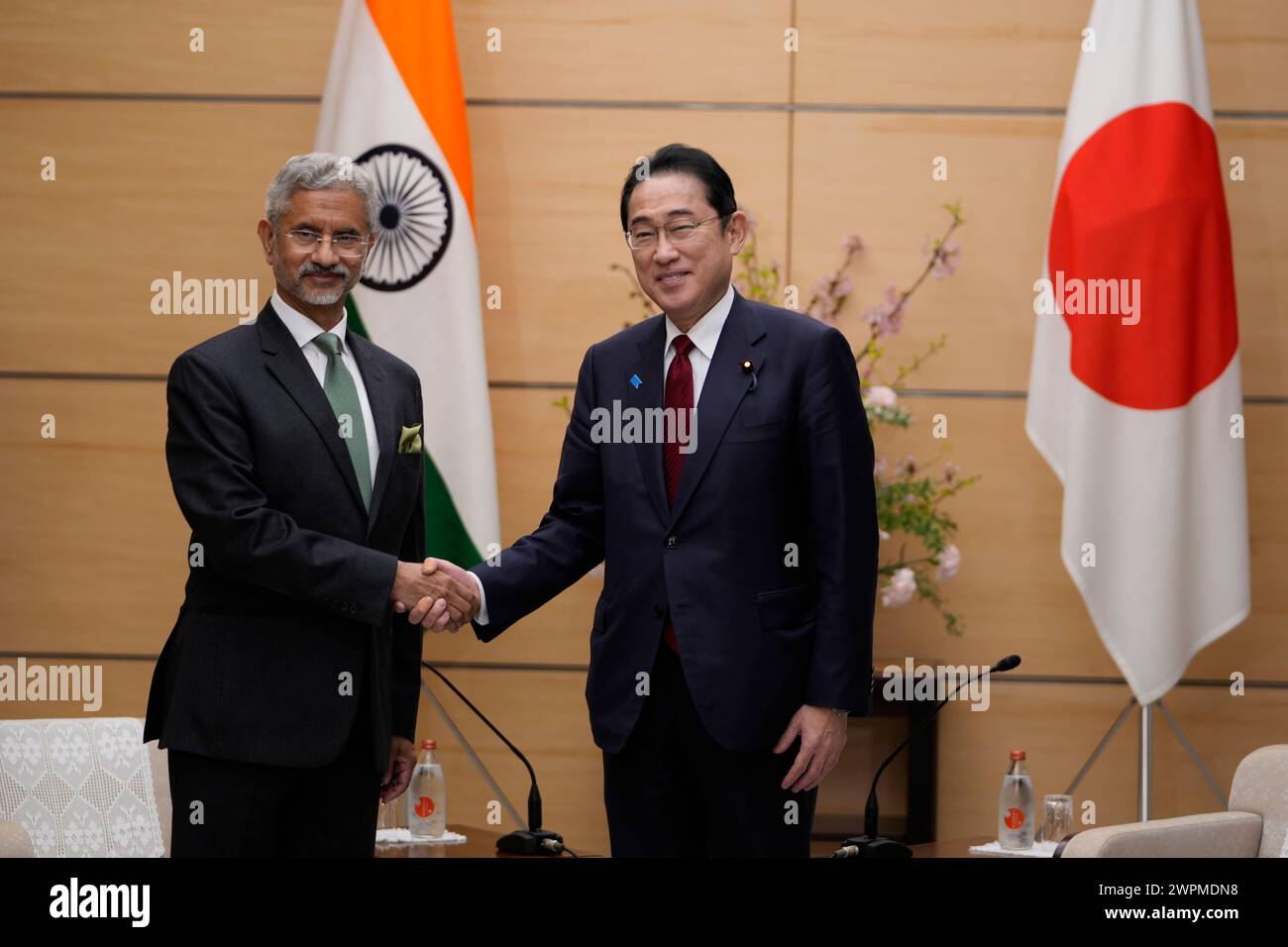 Tokyo, Giappone. 8 marzo 2024. Il ministro degli Esteri indiano Subrahmanyam Jaishankar, a sinistra, posa per una foto con il primo ministro giapponese Fumio Kishida mentre fa una visita di cortesia a Kishida nell'ufficio del primo ministro a Tokyo, venerdì 8 marzo 2024. (Credit Image: © POOL via ZUMA Press Wire) SOLO USO EDITORIALE! Non per USO commerciale! Foto Stock