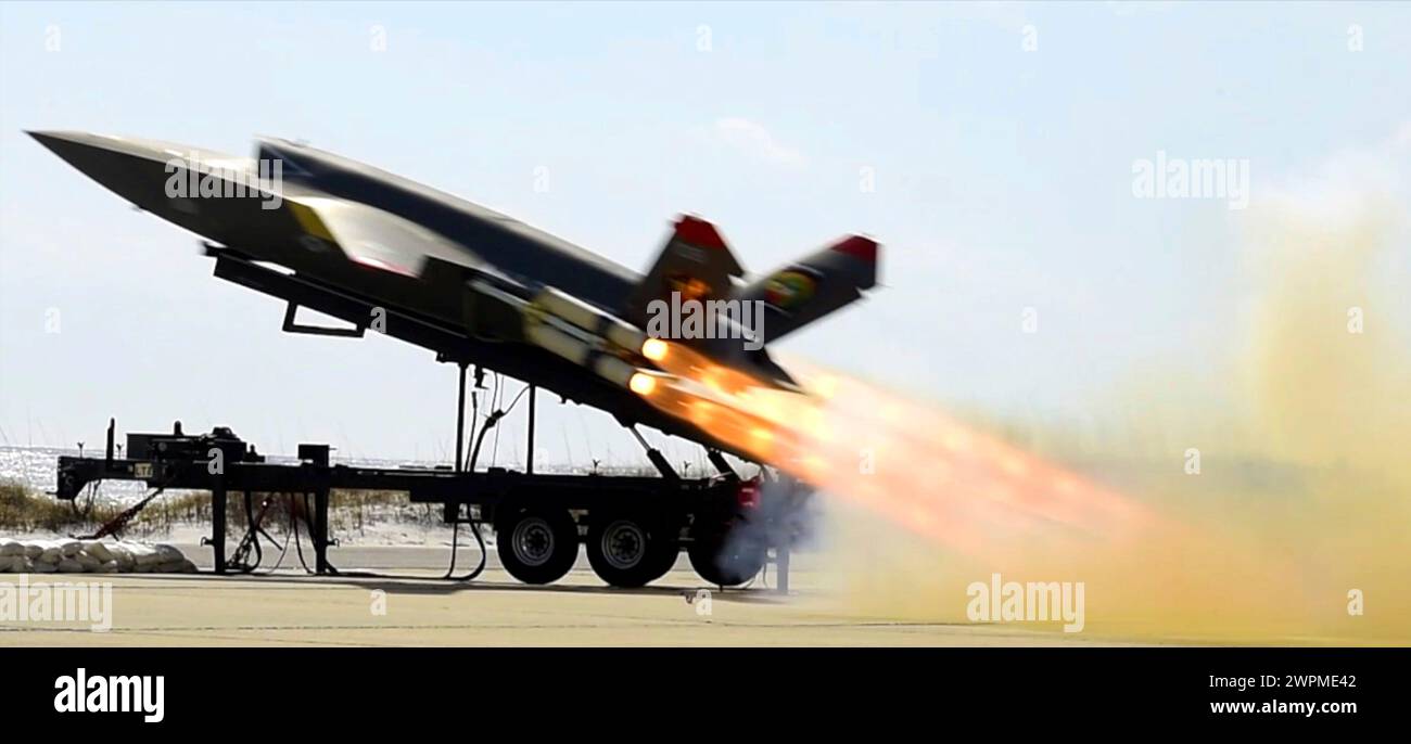 Valparaiso, Stati Uniti. 27 febbraio 2024. Un XQ-58A Valkyrie del corpo dei Marines degli Stati Uniti, veicolo aereo senza equipaggio tattico e altamente autonomo, viene lanciato dal lanciatore mobile alla Eglin Air Force base, il 27 febbraio 2023 a Valparaiso, Florida. L'XQ-58A Valkyrie è progettato per scortare aerei da caccia con equipaggio durante le missioni di combattimento. Crediti: Matthew Veasley/U.S. Marines/Alamy Live News Foto Stock