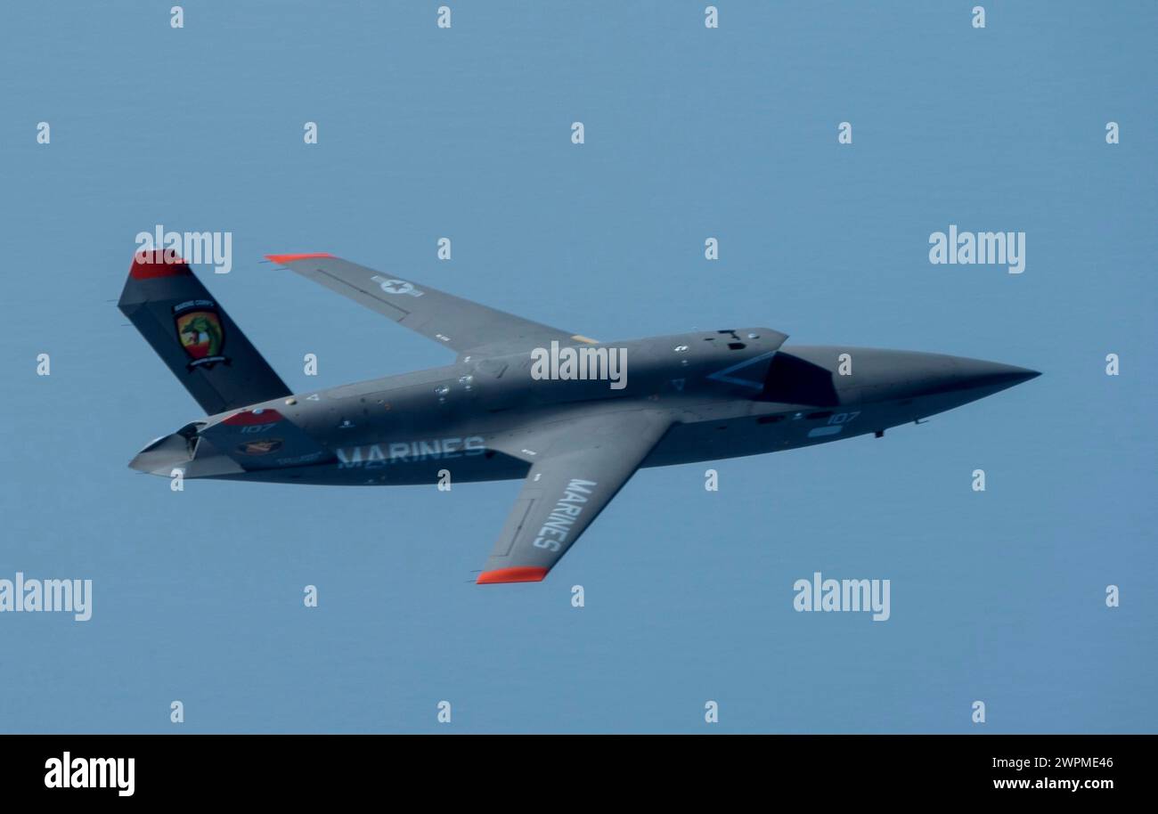 Valparaiso, Stati Uniti. 3 ottobre 2023. Un XQ-58A Valkyrie del corpo dei Marines degli Stati Uniti, veicolo aereo senza equipaggio tattico e altamente autonomo, si libra in testa durante il primo volo di prova presso la Eglin Air Force base, il 3 ottobre 2023 a Valparaiso, Florida. L'XQ-58A Valkyrie è progettato per scortare aerei da caccia con equipaggio durante le missioni di combattimento. Crediti: Capitano Alyssa Myers/US Marines/Alamy Live News Foto Stock