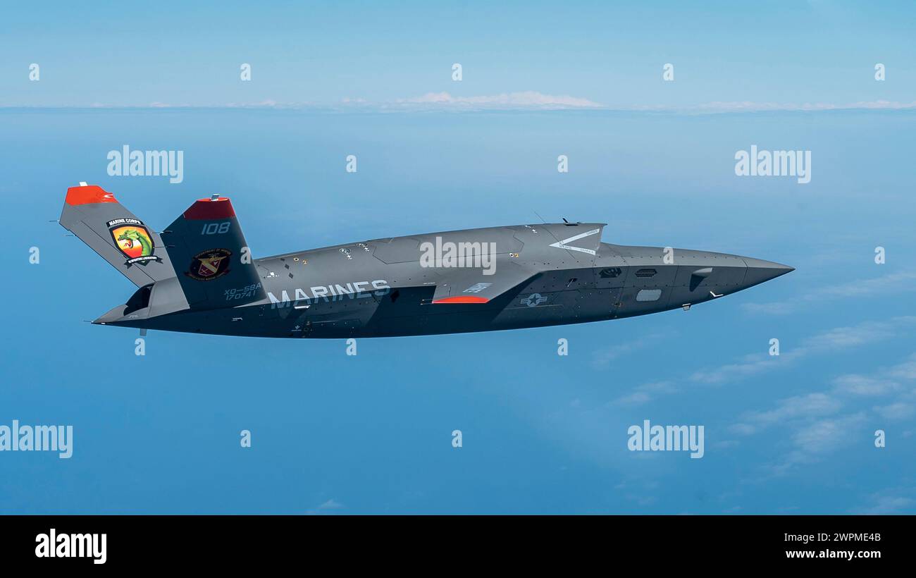Valparaiso, Stati Uniti. 23 febbraio 2024. Un XQ-58A Valkyrie del corpo dei Marines degli Stati Uniti, veicolo aereo senza equipaggio tattico e altamente autonomo, si libra in testa durante il suo secondo volo di prova presso la Eglin Air Force base, il 23 febbraio 2024 a Valparaiso, Florida. L'XQ-58A Valkyrie è progettato per scortare aerei da caccia con equipaggio durante le missioni di combattimento. Credito: MSgt. John McRell/U.S. Marines/Alamy Live News Foto Stock