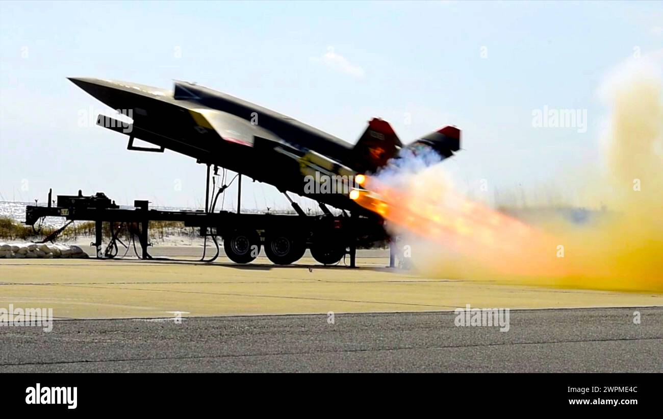 Valparaiso, Stati Uniti. 27 febbraio 2024. Un XQ-58A Valkyrie del corpo dei Marines degli Stati Uniti, veicolo aereo senza equipaggio tattico e altamente autonomo, viene lanciato dal lanciatore mobile alla Eglin Air Force base, il 27 febbraio 2023 a Valparaiso, Florida. L'XQ-58A Valkyrie è progettato per scortare aerei da caccia con equipaggio durante le missioni di combattimento. Crediti: Matthew Veasley/U.S. Marines/Alamy Live News Foto Stock