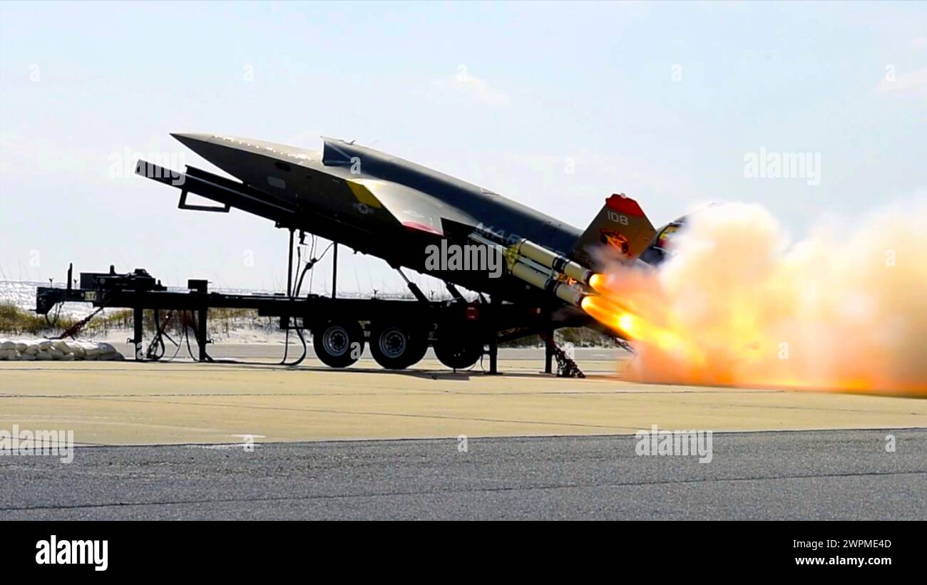 Valparaiso, Stati Uniti. 27 febbraio 2024. Un XQ-58A Valkyrie del corpo dei Marines degli Stati Uniti, veicolo aereo senza equipaggio tattico e altamente autonomo, viene lanciato dal lanciatore mobile alla Eglin Air Force base, il 27 febbraio 2023 a Valparaiso, Florida. L'XQ-58A Valkyrie è progettato per scortare aerei da caccia con equipaggio durante le missioni di combattimento. Crediti: Matthew Veasley/U.S. Marines/Alamy Live News Foto Stock