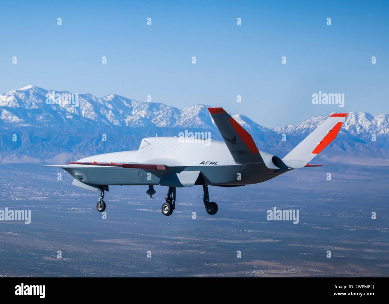 Palmdale, Stati Uniti. 28 febbraio 2024. Un XQ-67A OBSS della United States Air Force, veicolo aereo senza equipaggio tattico, altamente autonomo, si libra in testa durante il volo inaugurale al Gray Butte Field Airport, il 28 febbraio 2024 a Palmdale, California. L'XQ-58A Valkyrie è progettato per scortare aerei da caccia con equipaggio durante le missioni di combattimento. Crediti: John James/U.S. Marines/Alamy Live News Foto Stock