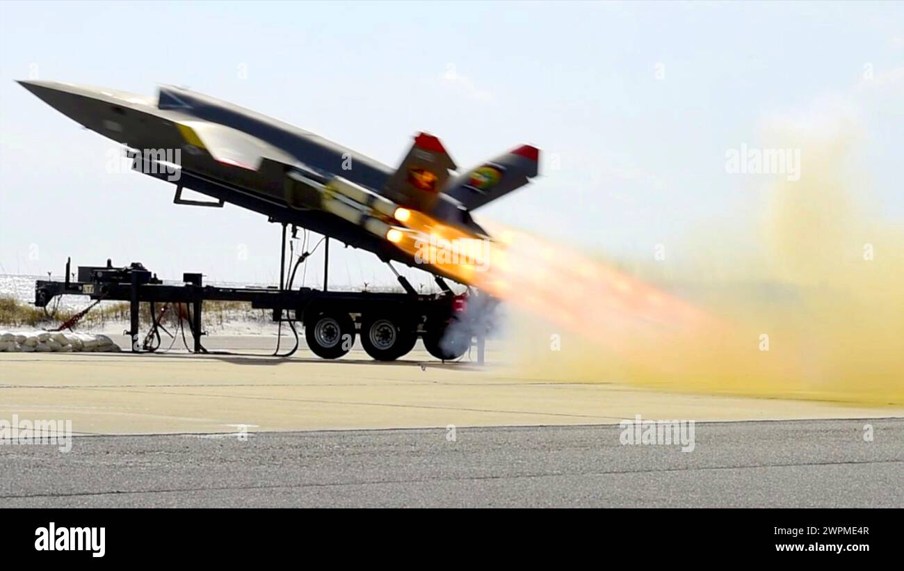 Valparaiso, Stati Uniti. 27 febbraio 2024. Un XQ-58A Valkyrie del corpo dei Marines degli Stati Uniti, veicolo aereo senza equipaggio tattico e altamente autonomo, viene lanciato dal lanciatore mobile alla Eglin Air Force base, il 27 febbraio 2023 a Valparaiso, Florida. L'XQ-58A Valkyrie è progettato per scortare aerei da caccia con equipaggio durante le missioni di combattimento. Crediti: Matthew Veasley/U.S. Marines/Alamy Live News Foto Stock