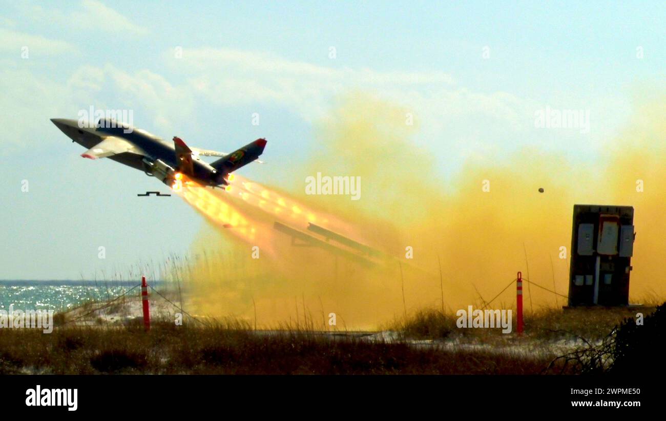 Valparaiso, Stati Uniti. 27 febbraio 2024. Un XQ-58A Valkyrie del corpo dei Marines degli Stati Uniti, veicolo aereo senza equipaggio tattico e altamente autonomo, viene lanciato dal lanciatore mobile alla Eglin Air Force base, il 27 febbraio 2023 a Valparaiso, Florida. L'XQ-58A Valkyrie è progettato per scortare aerei da caccia con equipaggio durante le missioni di combattimento. Crediti: Matthew Veasley/U.S. Marines/Alamy Live News Foto Stock