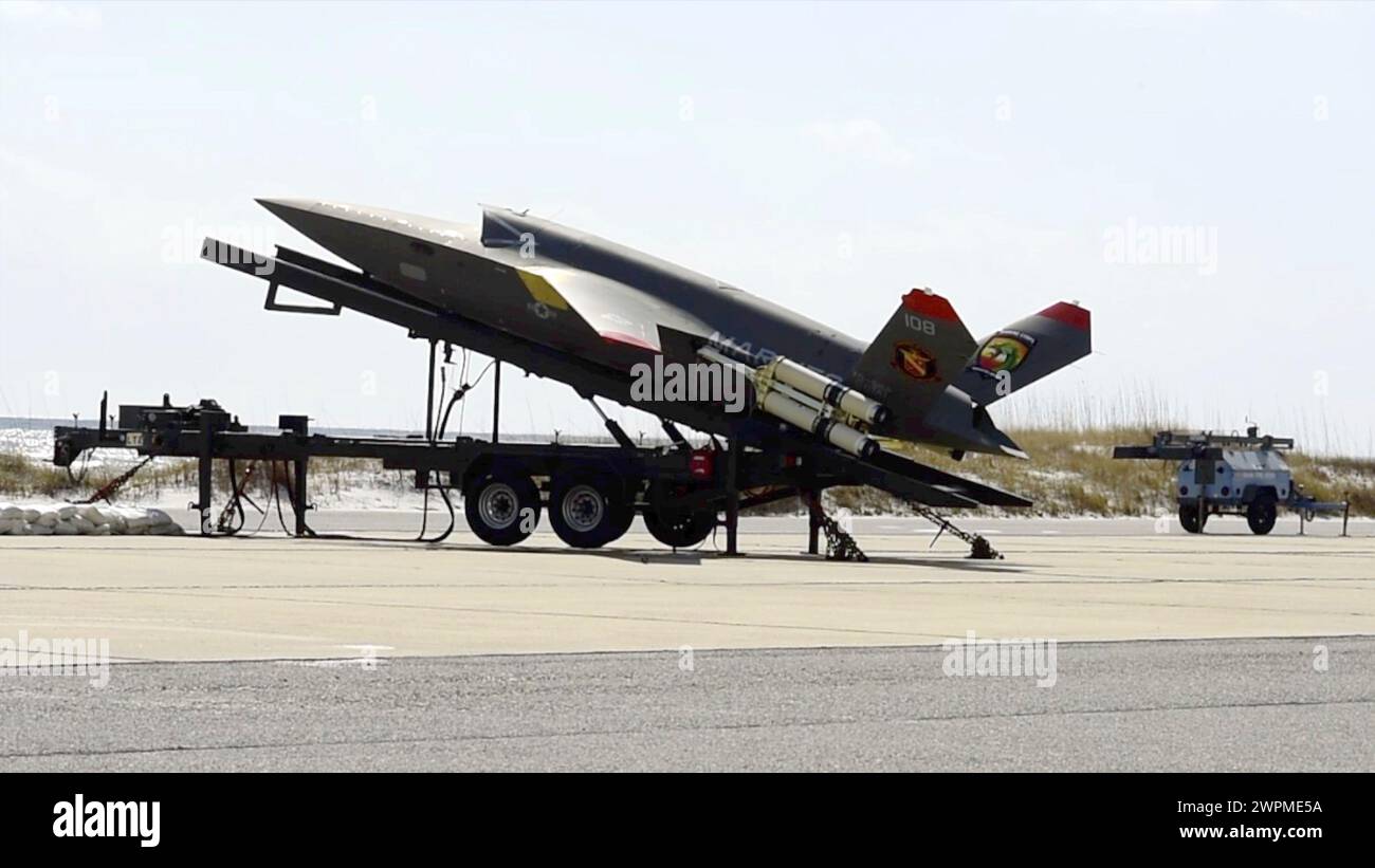 Valparaiso, Stati Uniti. 27 febbraio 2024. Un XQ-58A Valkyrie del corpo dei Marines degli Stati Uniti, veicolo aereo senza equipaggio tattico e altamente autonomo, viene lanciato dal lanciatore mobile alla Eglin Air Force base, il 27 febbraio 2023 a Valparaiso, Florida. L'XQ-58A Valkyrie è progettato per scortare aerei da caccia con equipaggio durante le missioni di combattimento. Crediti: Matthew Veasley/U.S. Marines/Alamy Live News Foto Stock