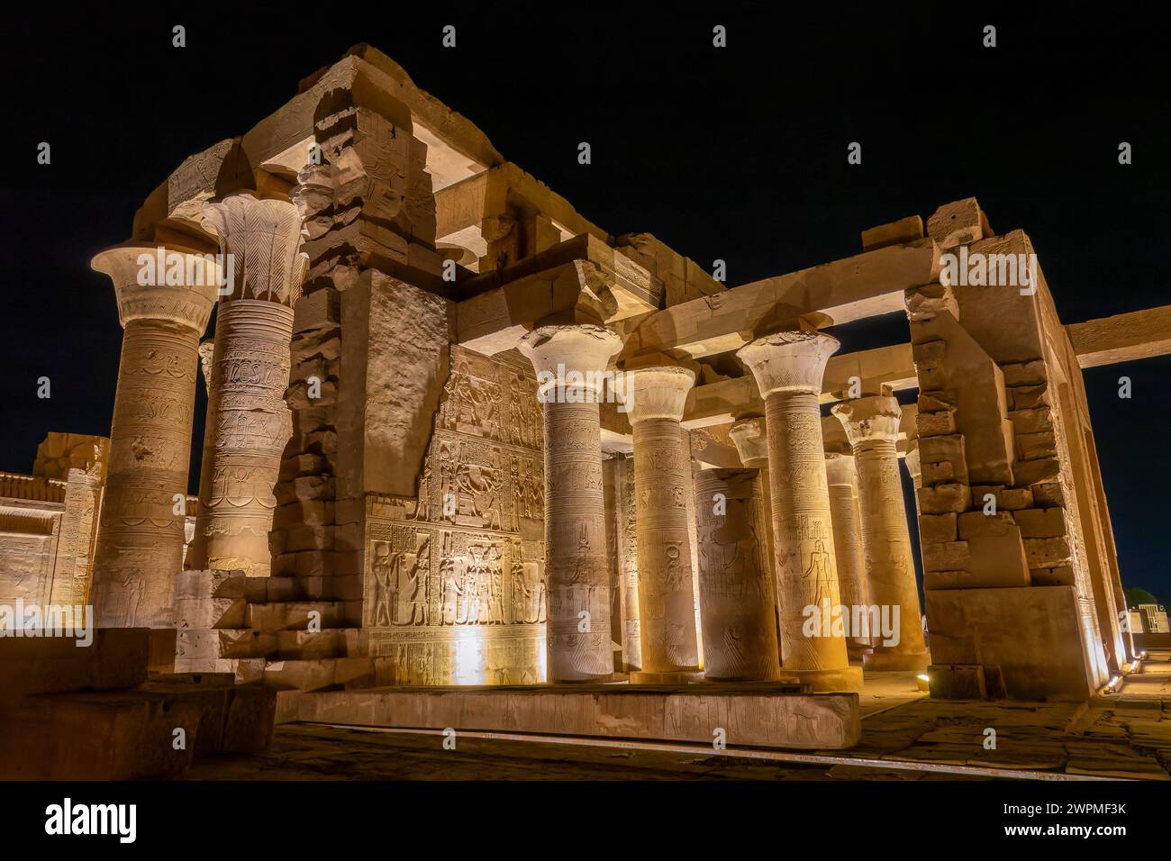 Antico tempio egizio di Kom Ombo sulla riva del Nilo illuminato di notte, Egitto Foto Stock