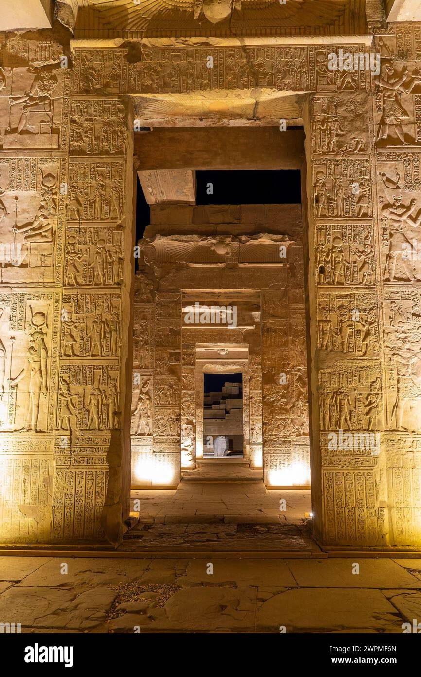 Antico tempio egizio di Kom Ombo sulla riva del Nilo illuminato di notte, Egitto Foto Stock