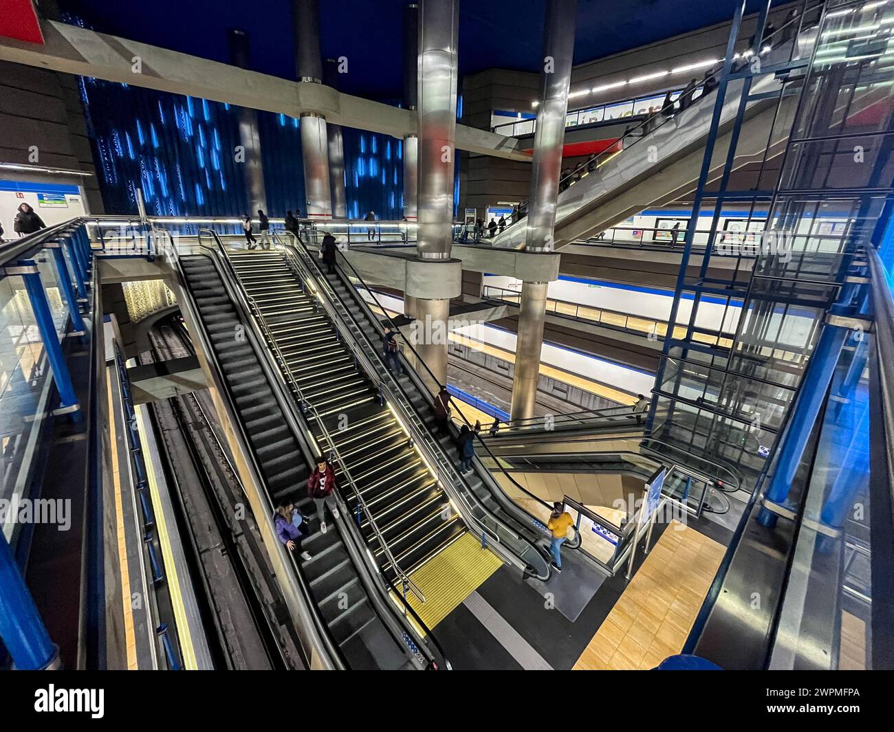 Madrid, Spagna. 7 marzo 2024. Vista di una scala per la metropolitana alla stazione di Madrid Chamartin. Crediti: Jan Woitas/dpa/Alamy Live News Foto Stock