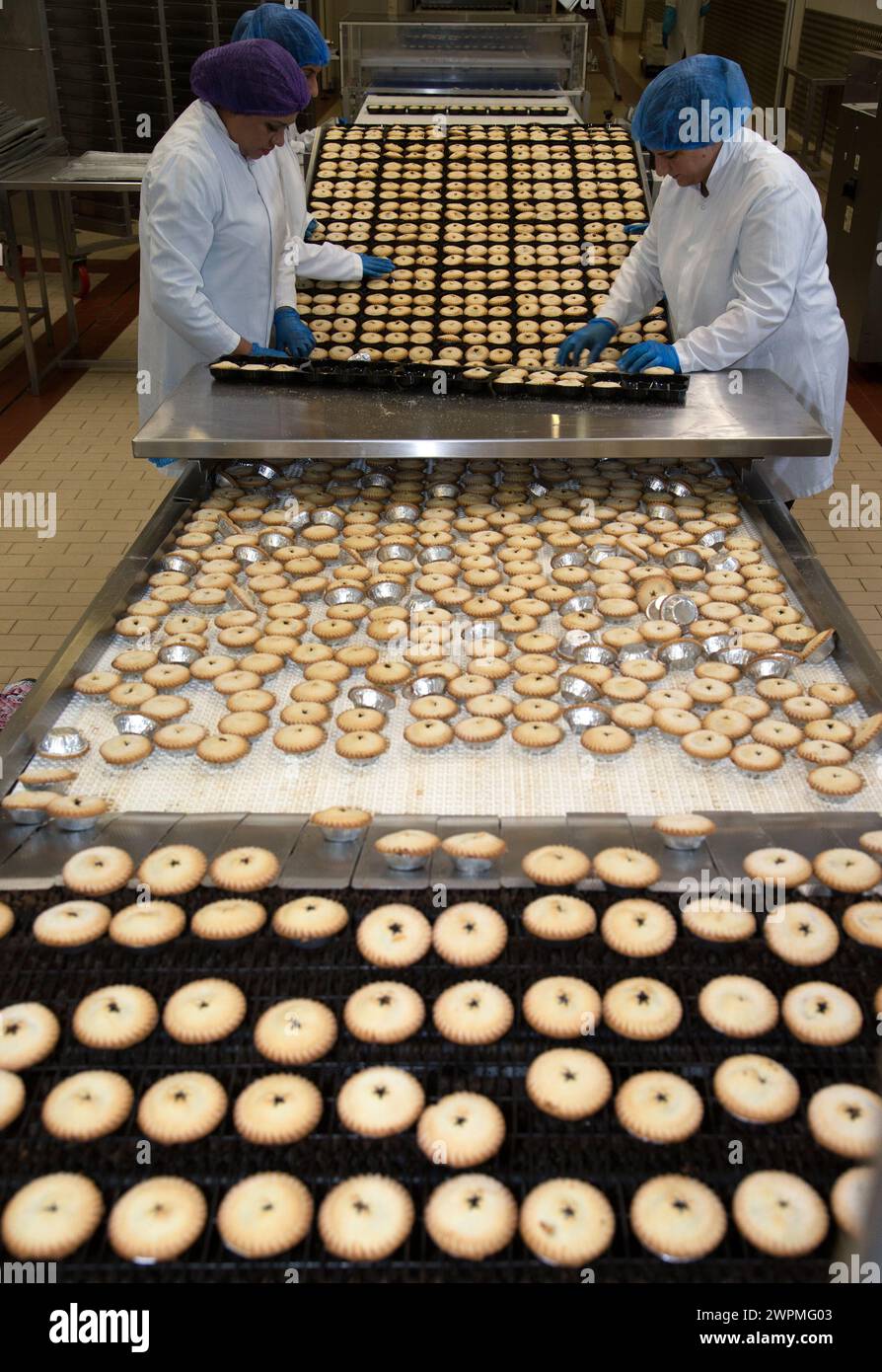 25/11/16, le mince pie sono preparate per M&S alla panetteria di Bolton. Foto Stock