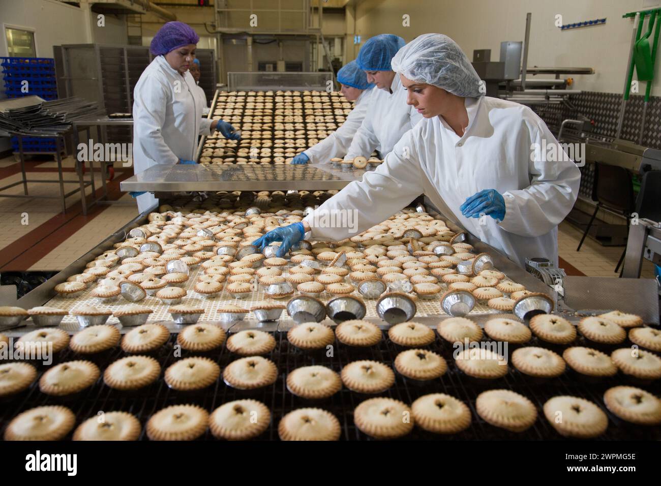 25/11/16, le mince pie sono preparate per M&S alla panetteria di Bolton. Foto Stock