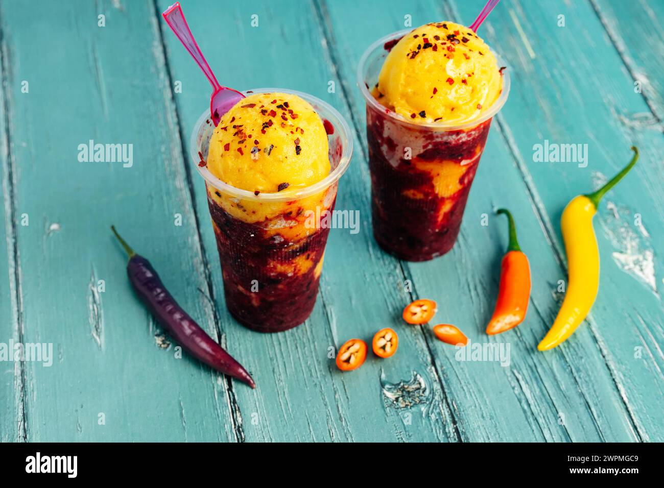 Gelato messicano alla frutta piccante su sfondo colorato Foto Stock