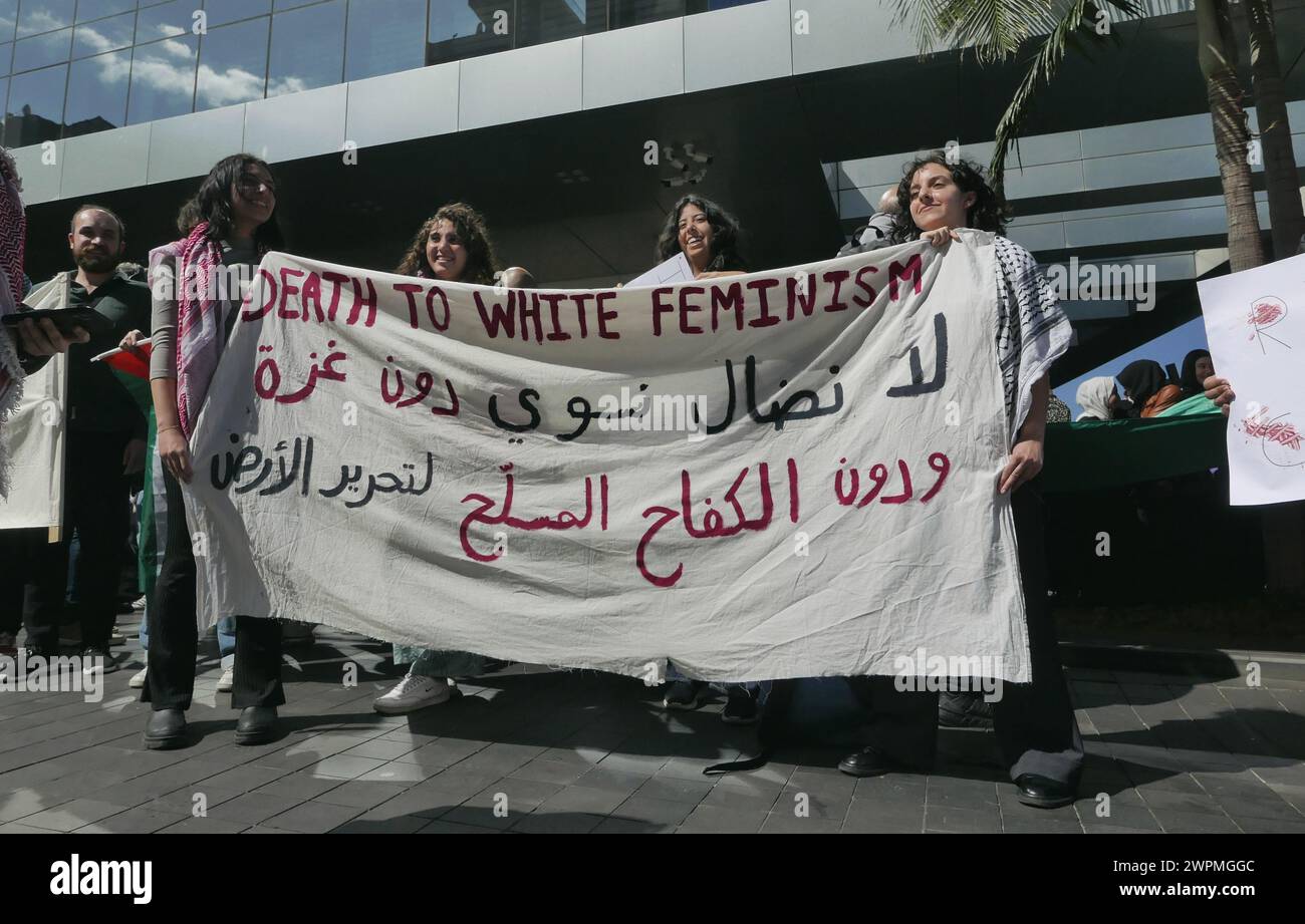 Beirut, Libano. 8 marzo 2024. Nella giornata delle donne, un gruppo di attivisti libanesi protesta contro la Palestina al di fuori dell'Ufficio delle donne delle Nazioni Unite, Beirut, Libano, l'8 marzo 2024. I manifestanti incolpano le Nazioni Unite di promuovere l'oppressione israeliana del popolo palestinese e di impedire ai loro dipendenti di unirsi alle proteste a favore della Palestina. (Foto di Elisa Gestri/Sipa USA) credito: SIPA USA/Alamy Live News Foto Stock