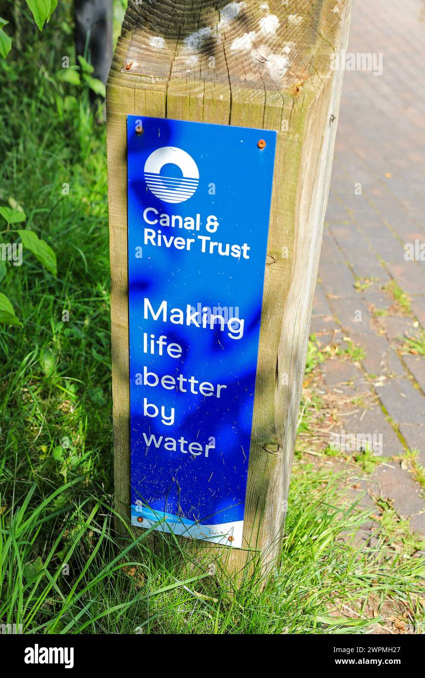 Un cartello eretto dal Canal and River Trust che dice "Making Life Better by Water", Trent and Mersey Canal, Stoke on Trent, Staffordshire, Inghilterra, Regno Unito Foto Stock