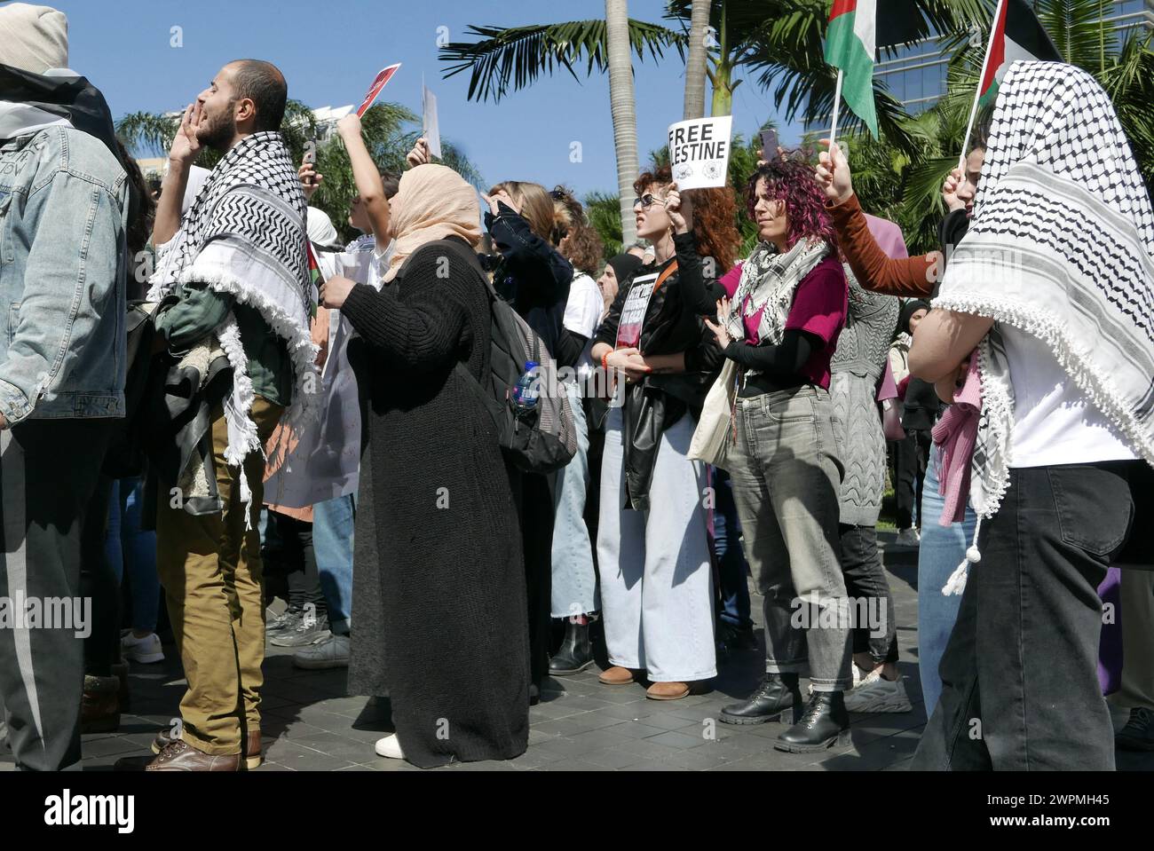 Beirut, Libano. 8 marzo 2024. Nella giornata delle donne, un gruppo di attivisti libanesi protesta contro la Palestina al di fuori dell'Ufficio delle donne delle Nazioni Unite, Beirut, Libano, l'8 marzo 2024. I manifestanti incolpano le Nazioni Unite di promuovere l'oppressione israeliana del popolo palestinese e di impedire ai loro dipendenti di unirsi alle proteste a favore della Palestina. (Foto di Elisa Gestri/Sipa USA) credito: SIPA USA/Alamy Live News Foto Stock