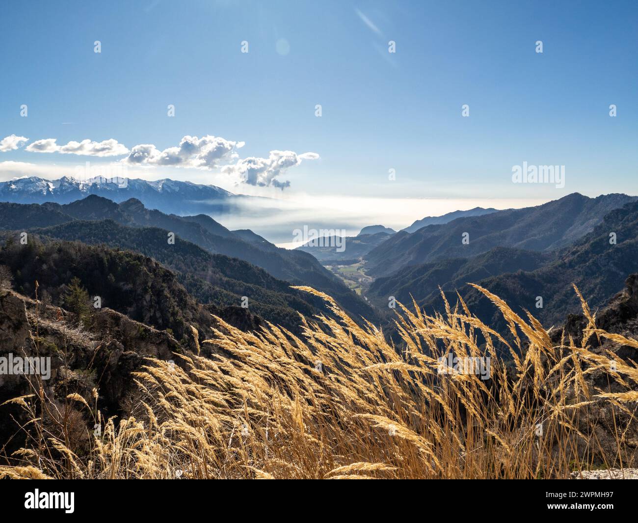 Vista dal passo Prà della Rosa nell'entroterra di Tremosine sul Lago di Garda. La catena montuosa del Monte Baldo sullo sfondo. Foto Stock