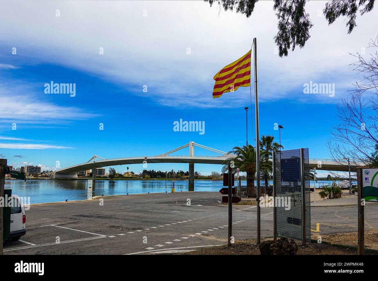 Bandiera della Catalogna e lo Passador, ponte di cemento sul fiume Ebro, Delta dell'Ebro, Riu Ebro, Catalogna, Catalogna, Spagna Foto Stock