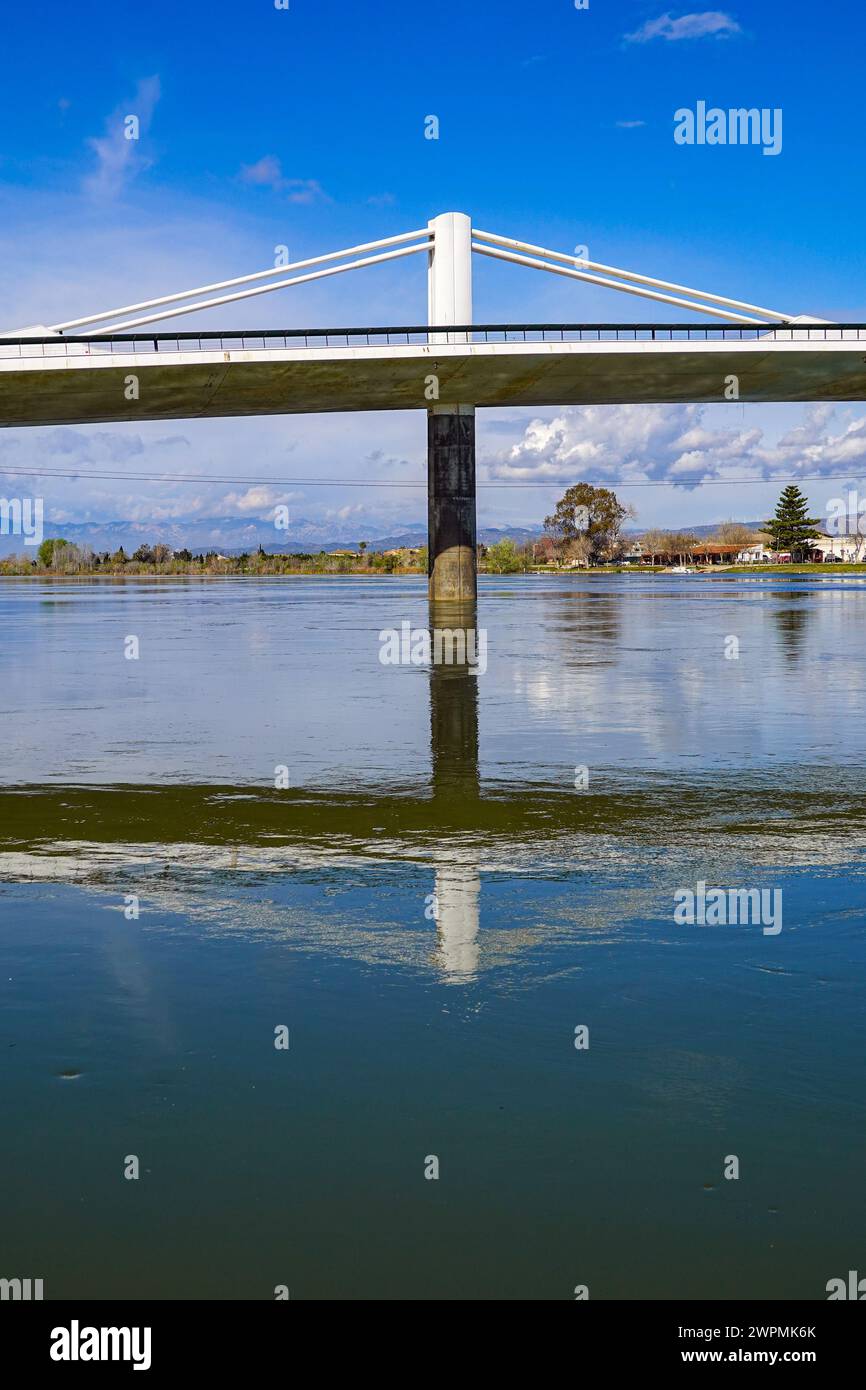 Lo Passador, ponte di cemento sul fiume Ebro, Delta dell'Ebro, Riu Ebro, Catalogna, Catalogna, Catalogna, Spagna Foto Stock