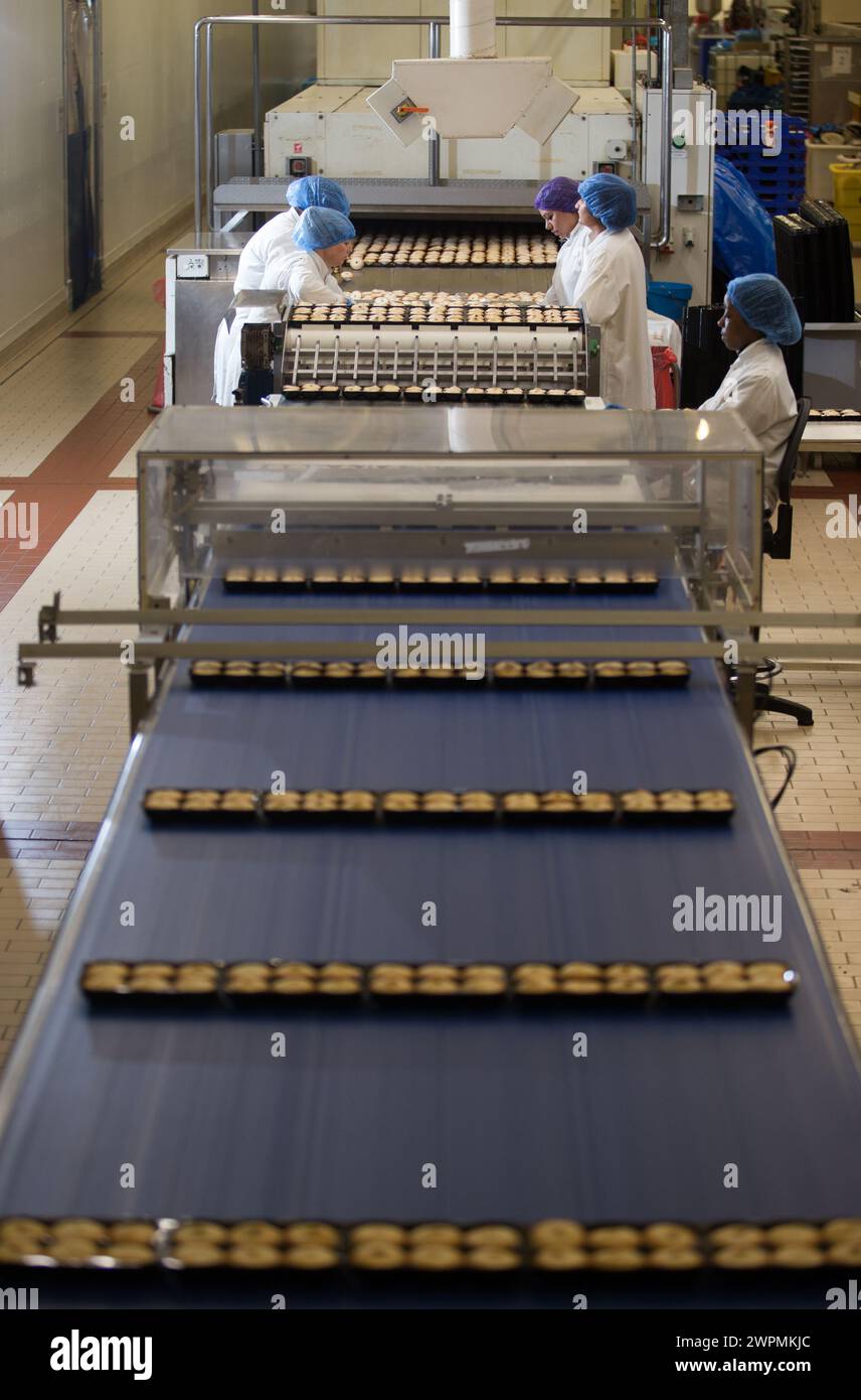 25/11/16, le mince pie sono preparate per M&S alla panetteria di Bolton. Foto Stock