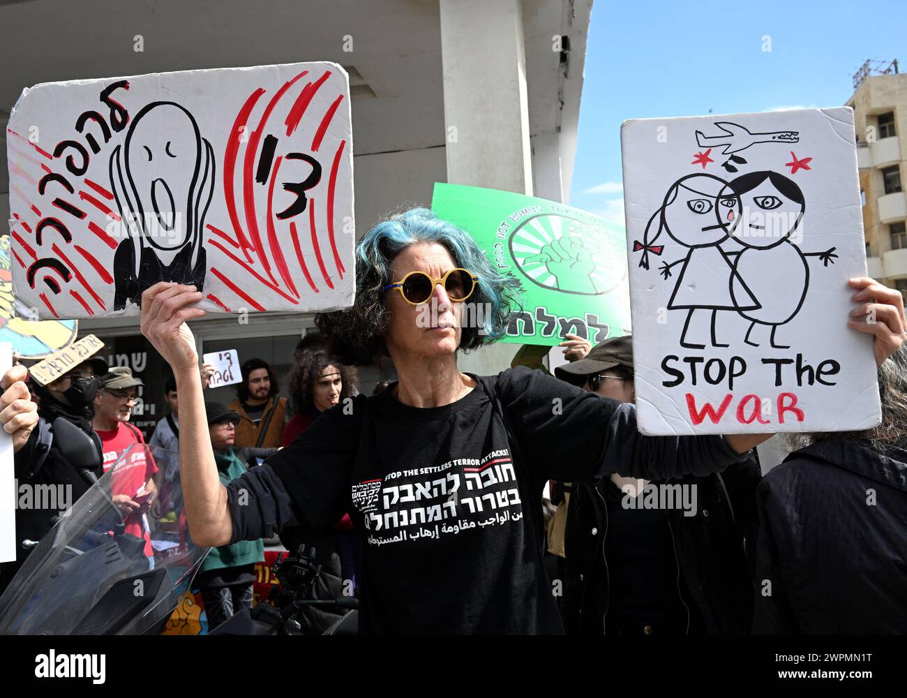 Tel Aviv, venerdì 8 marzo 2024. Tel Aviv, Israele. 8 marzo 2024. Una donna israeliana tiene dei cartelli in occasione di una protesta che chiede la fine della guerra di Hamas-Israele fuori dalla filiale dell'ambasciata degli Stati Uniti a Tel Aviv, venerdì 8 marzo 2024. I manifestanti hanno chiesto a Israele di far cadere cibo e non bombe per i palestinesi a Gaza. Foto di Debbie Hill/ credito: UPI/Alamy Live News Foto Stock