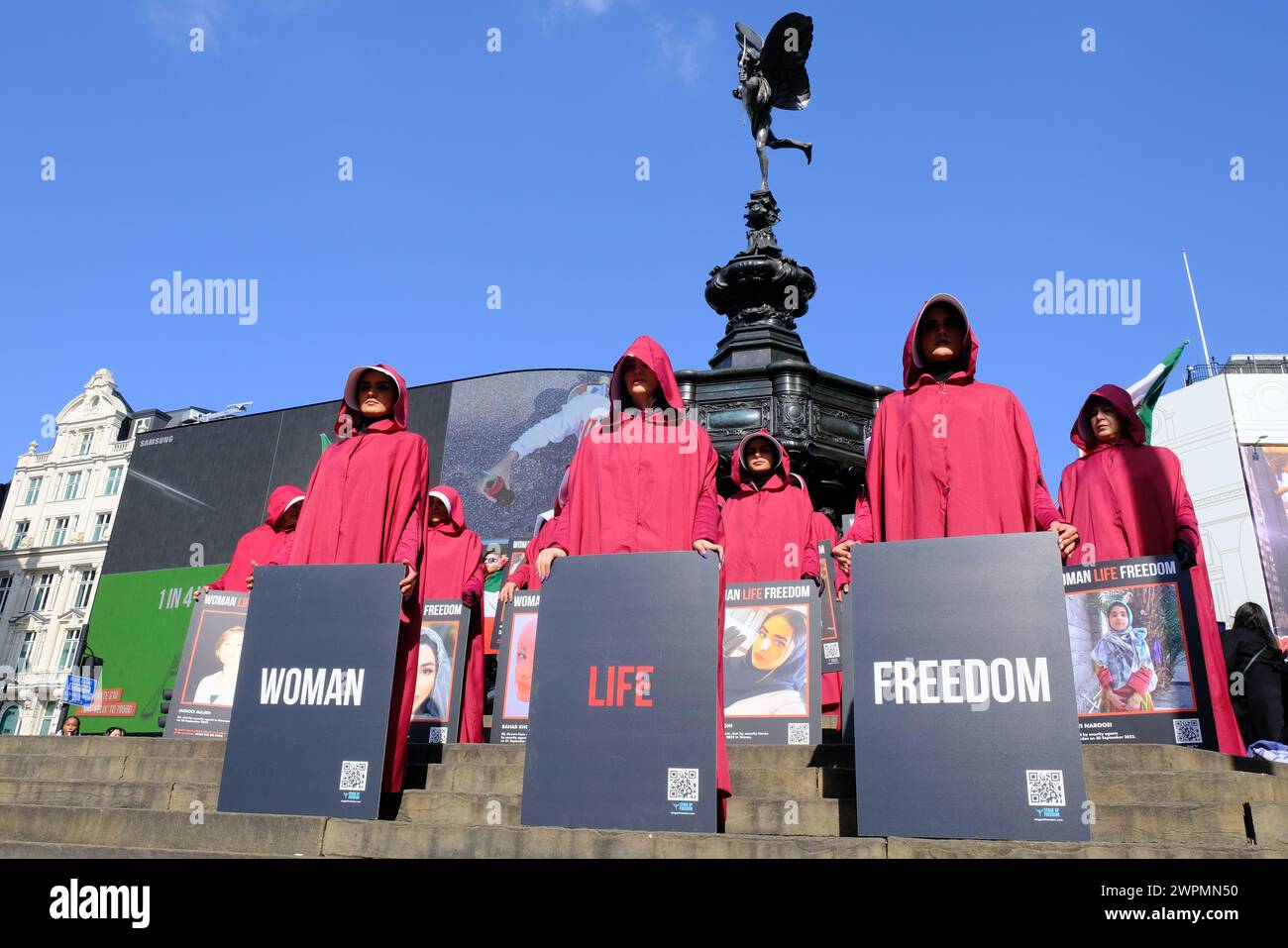 Londra, Regno Unito, 8 marzo 2024. Le donne vestite con costumi da favola delle cameriere marciano attraverso il centro di Londra in occasione della giornata internazionale della donna chiedendo miglioramenti nei diritti e nelle libertà di coloro che vivono sotto il regime islamico in Iran. Le manifestazioni hanno scosso la nazione dopo la morte della donna curda Mahsa Jina Amini sotto la custodia della polizia. Credito: Fotografia dell'undicesima ora/Alamy Live News Foto Stock