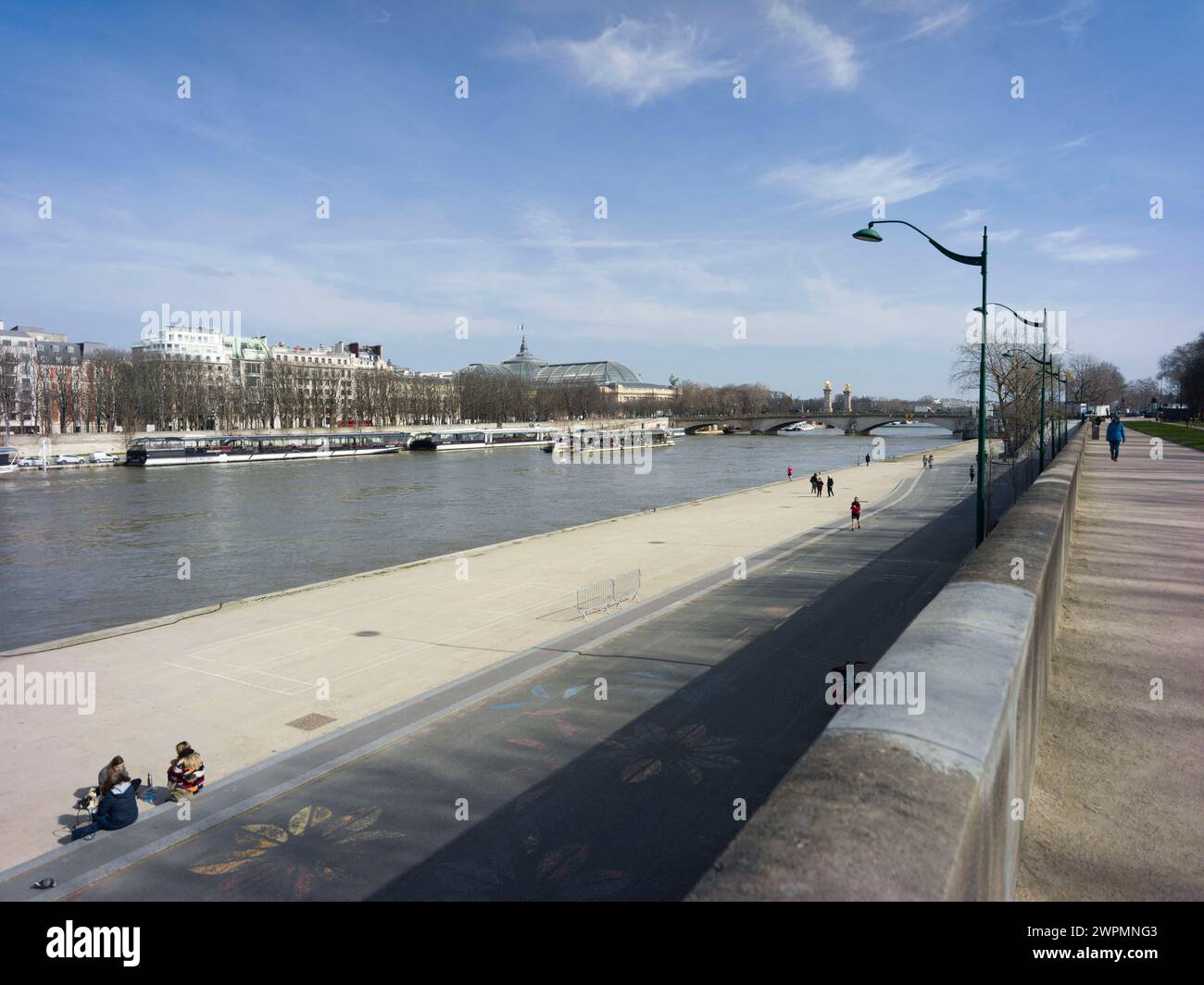 Parigi, Francia. 8 marzo 2024. Questa fotografia scattata il 7 marzo 2024 mostra le banchine della Senna a Parigi, dove si svolgerà la cerimonia di apertura dei Giochi Olimpici. Foto di Eliot Blondet/ABACAPRESS.COM credito: Abaca Press/Alamy Live News Foto Stock