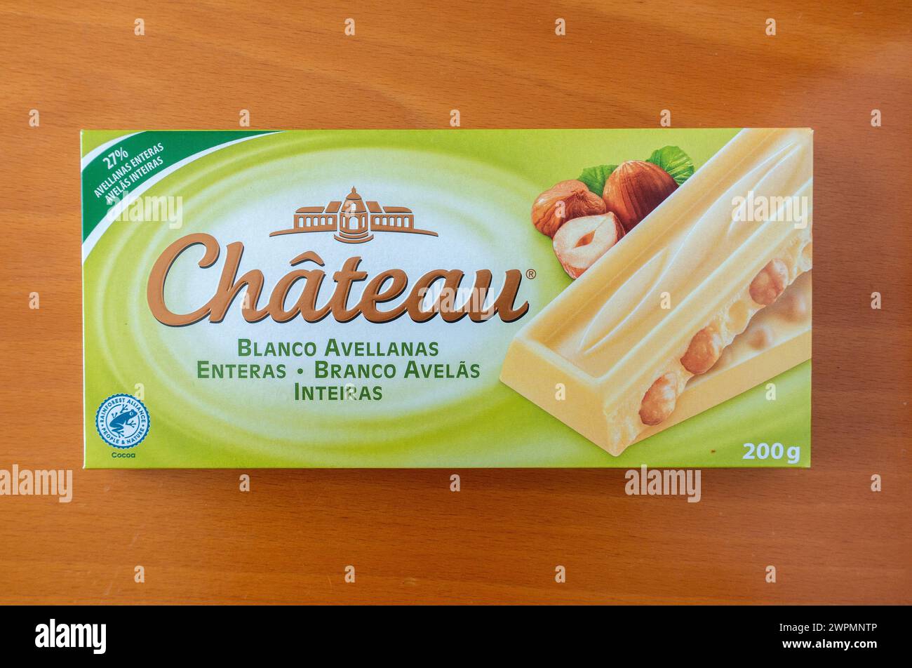 Chateau Brand White Chocolate Bar con nocciole un cioccolato di marca proprio di Aldi Supermarkets in Portogallo 2 marzo 2024 Foto Stock