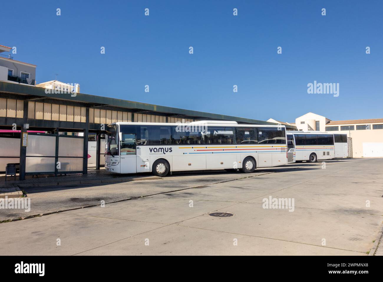 Gli autobus Vamus parcheggiati nella stazione degli autobus di Loule (Terminal Rodoviário), gli autobus Vamus sono il servizio Inter City Bus nell'Algarve in Portogallo, il 27 febbraio 2024 Foto Stock
