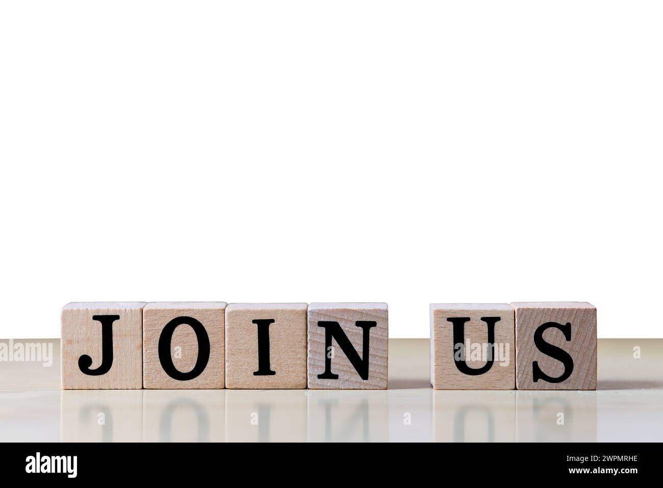 La lettera a forma di cubo di legno crea un messaggio per unirsi a noi su una scrivania in legno informativo e comunicativo su come entrare a far parte del team nel lavoro aziendale Foto Stock