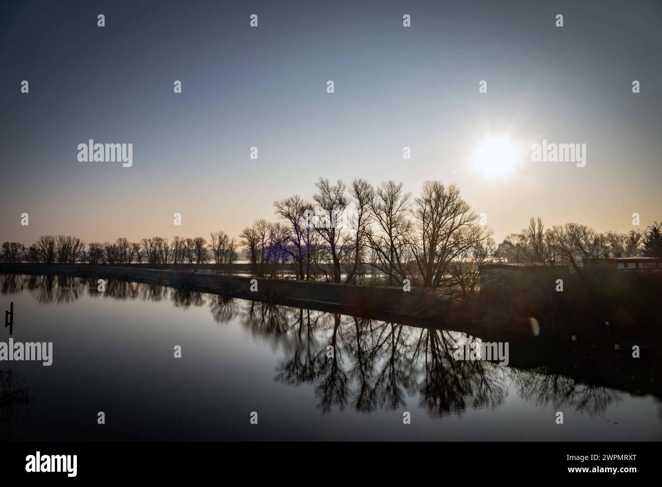 Eisenhüttenstadt im Landkreis Oder-Spree LOS im Bundesland Brandenburg Morgens an der Oder bzw Oder-Spree-Kanal - 08.03.2024 Brandenburg *** Eisenhüttenstadt nel distretto di Oder Spree LOS nello stato di Brandeburgo Morgens an der Oder bzw. Oder Spree Kanal 08 03 2024 Brandeburgo Foto Stock