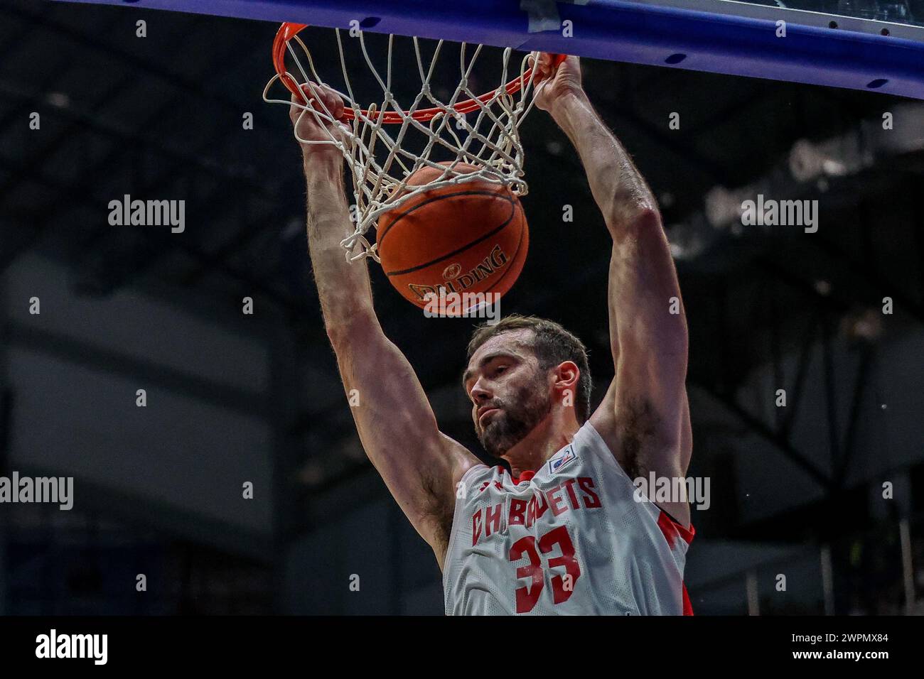 Cebu, Filippine. 8 marzo 2024. John Mooney dei Chiba Jets sfugge durante l'East Asia Super League (EASL) Final Four 2024 semifinale tra i giapponesi Chiba Jets e i New Taipei Kings of Chinese Taipei nella provincia di Cebu, nelle Filippine, 8 marzo 2024. Crediti: Rouelle Umali/Xinhua/Alamy Live News Foto Stock