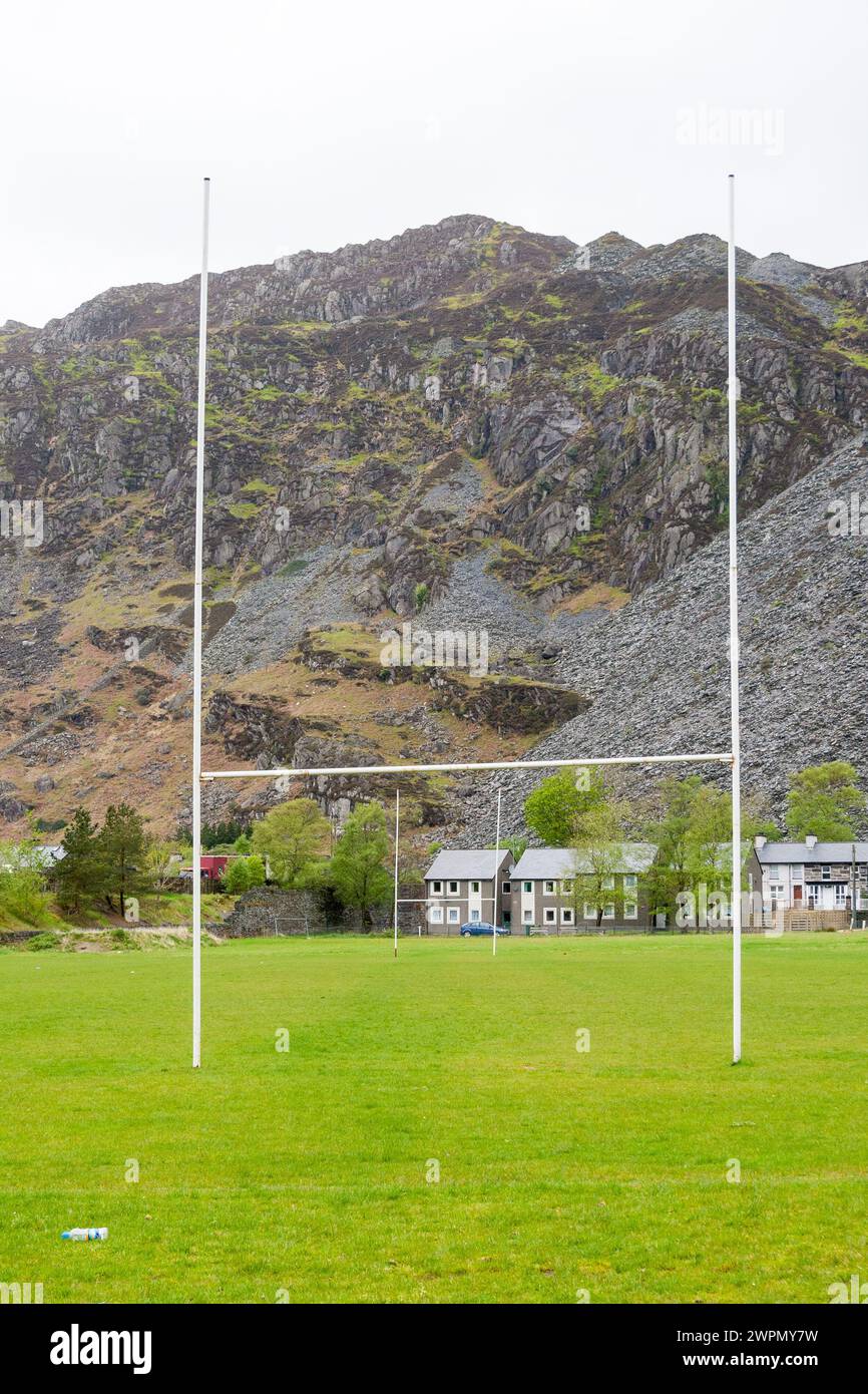 Pali di rugby e ardesia al Blaenau Ffestiniog Foto Stock