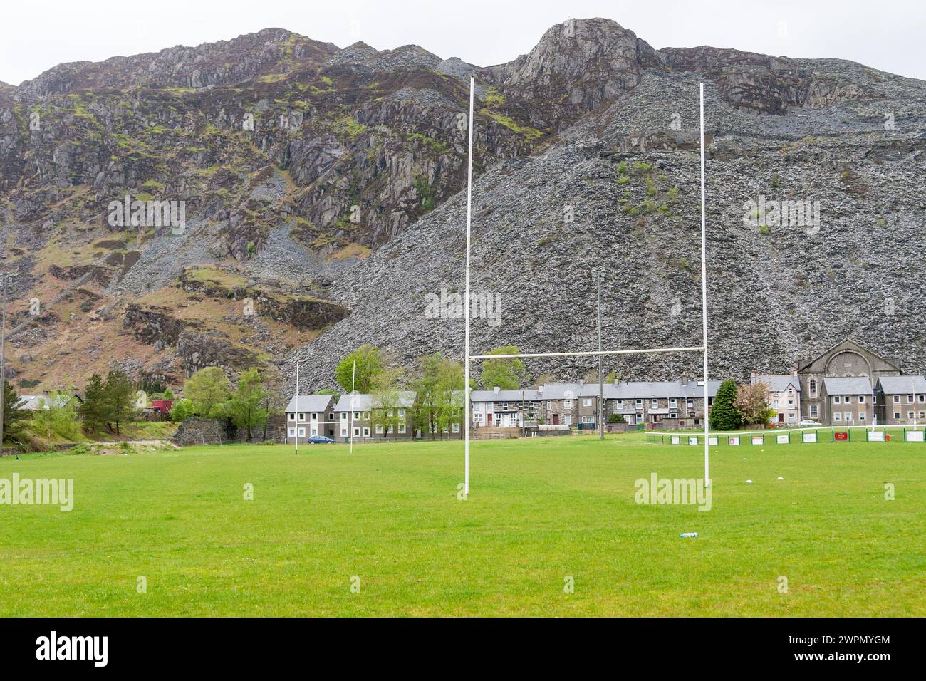 Pali di rugby e ardesia al Blaenau Ffestiniog Foto Stock