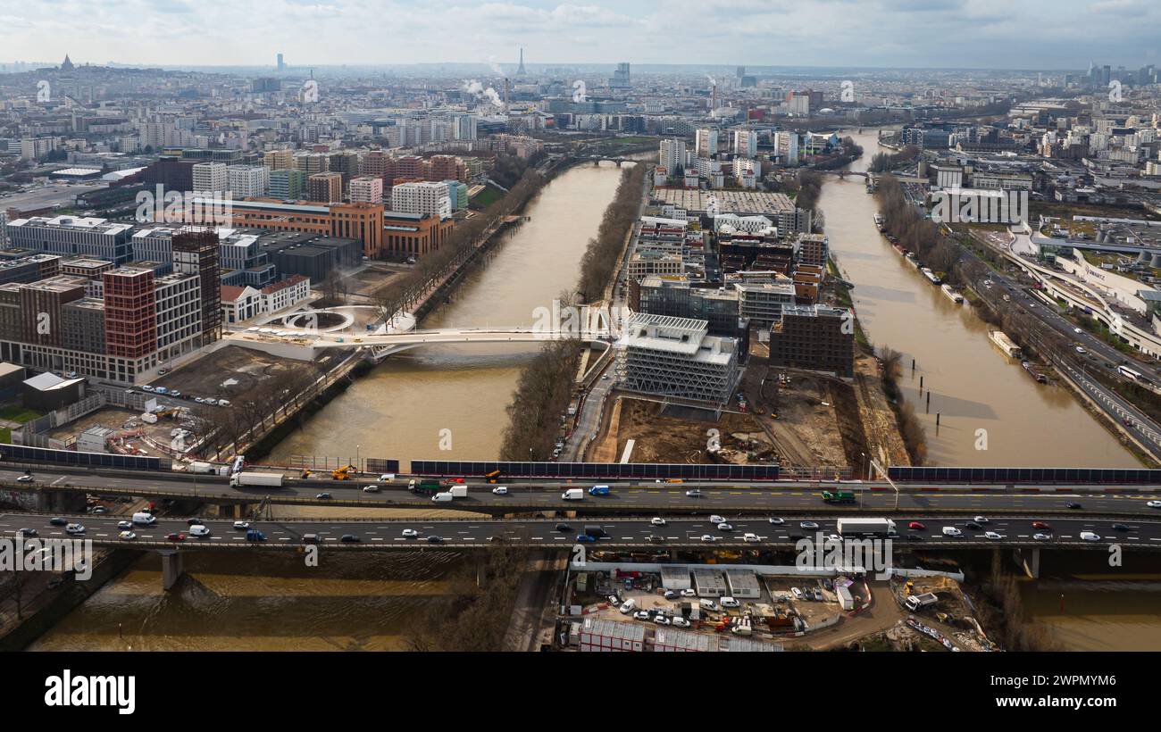 Vedute aeree del Villaggio Olimpico di Parigi 2024 il 28 febbraio 2024 a Saint-Denis, periferia di Parigi, Francia. Con i Giochi Olimpici di Parigi 2024 a pochi mesi, la costruzione del Villaggio che ospiterà circa 14.000 atleti è in pieno svolgimento nel dipartimento Senna-Saint-Denis, il più povero della Francia continentale. La Solideo, l'istituzione pubblica incaricata della costruzione delle Olimpiadi, promette che il Villaggio Olimpico lascerà un'eredità duratura nell'area della classe operaia, dove il 25% dei residenti vive al di sotto della soglia di povertà. Una volta terminati i giochi, il villaggio si trasformerà Foto Stock