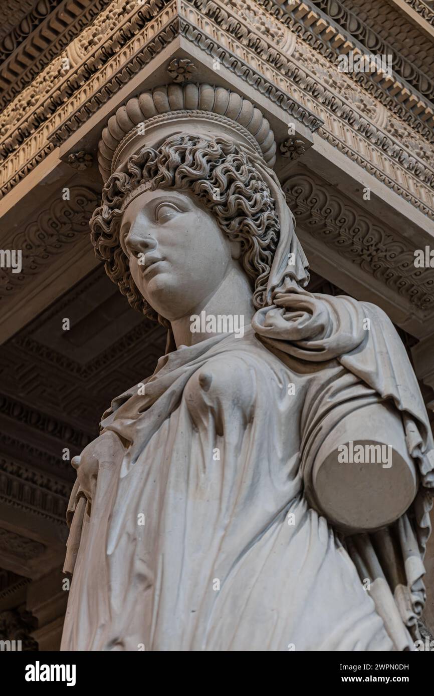 Varie antichità e opere d'arte delle collezioni del Museo del Louvre a Parigi, in Francia Foto Stock