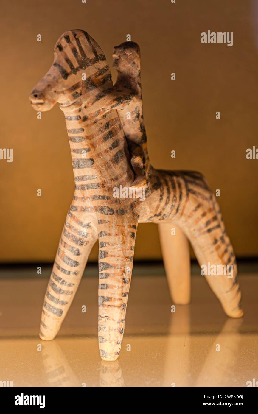 Varie antichità e opere d'arte delle collezioni del Museo del Louvre a Parigi, in Francia Foto Stock