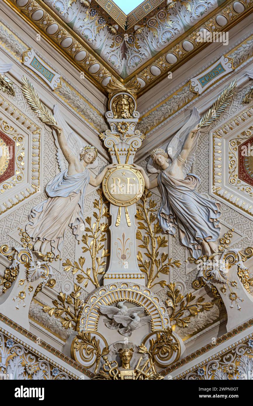 Varie antichità e opere d'arte delle collezioni del Museo del Louvre a Parigi, in Francia Foto Stock