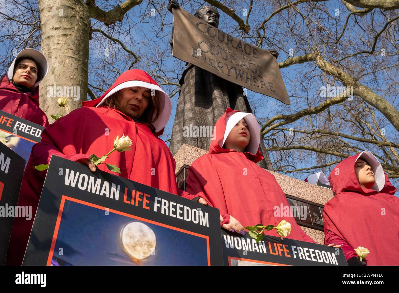 Londra, Regno Unito, 8 marzo 2024, le donne iraniane vestite con costumi da Handmaid tale camminano dalla piazza del Parlamento all'ambasciata iraniana a Kensington. Passando attraverso il centro di Londra, la processione si ferma in diversi luoghi di interesse famosi, tra cui Downing Street e Trafalgar Square. Il gruppo delle donne spera di richiamare l'attenzione sull'abuso dei diritti umani in Iran. Credito: James Willoughby Foto Stock