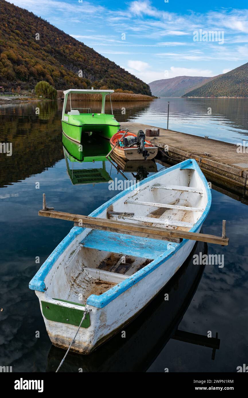 Varie barche al lago Mikri Prespa, Grecia Foto Stock