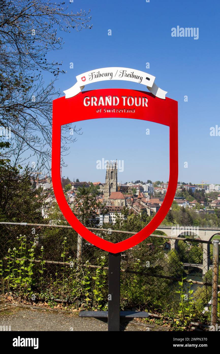 Friburgo, Svizzera - 28 aprile 2022: Città svizzera Friburgo nella cornice rossa del Grand Tour svizzero. E' uno dei 60 punti fotografici per le attrazioni principali Foto Stock