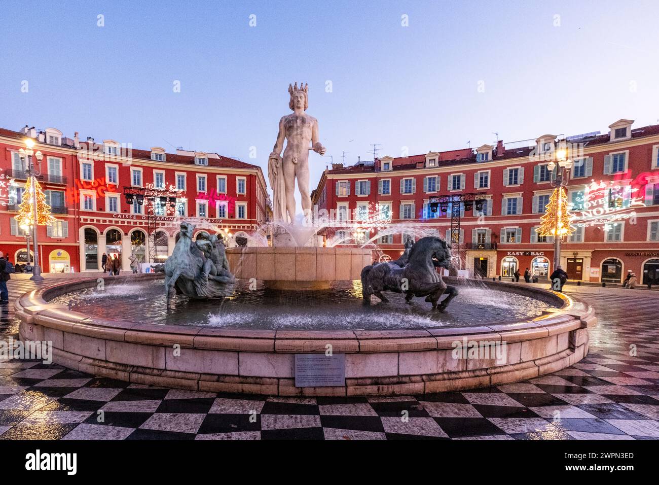 Fontaine du Soleil la sera, Nizza in inverno, Francia meridionale, Costa Azzurra, Francia, Europa Foto Stock